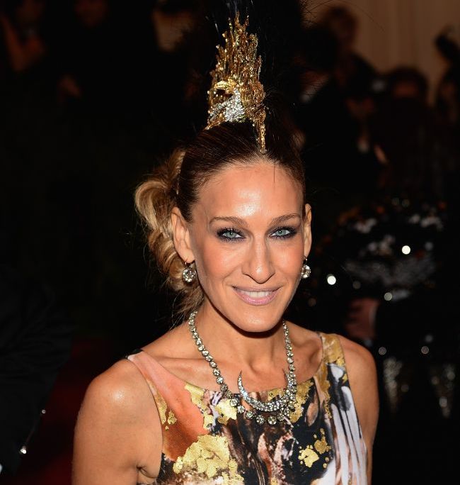 
	Sarah Jessica Parker, accident vestimentar pe covorul rosu. Cum a reusit sa le arate fotografilor totul
