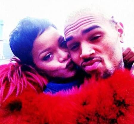 
	Schimb dur de replici intre Rihanna si Chris Brown. Cum s-au atacat cei doi pe o retea de socializare
