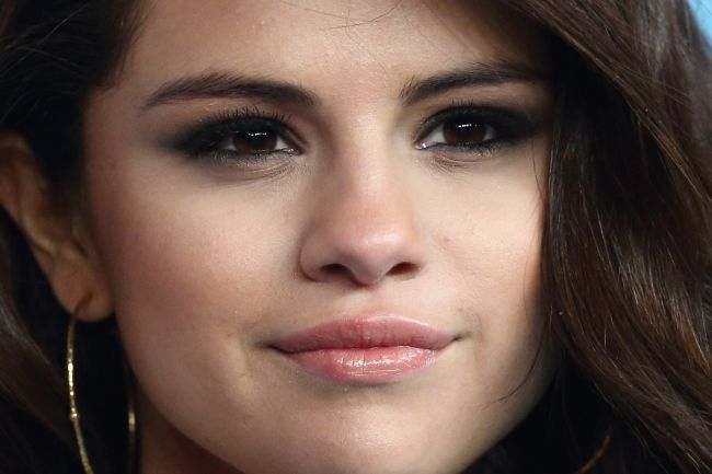 
	Ai spune ca sunt surori! Selena Gomez, intr-o fotografie inedita alaturi de mama sa. Cat de mult seamana cele doua
