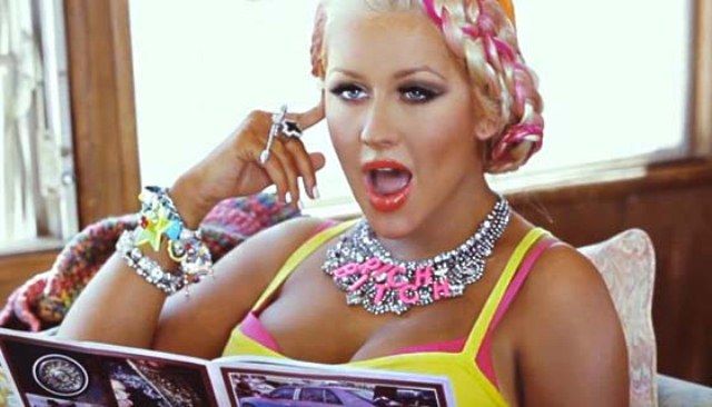 
	Christina Aguilera, super sexy la filmarile noului videoclip. Sumar imbracata, vedeta isi etaleaza talia si abdomenul incredibil de plat
