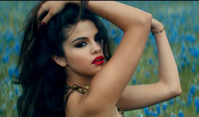 
	Sexy la evenimente si in videoclipuri, de nerecunoscut pe strada! Cum arata Selena Gomez fara interventia stilistilor si a make-up artistilor
