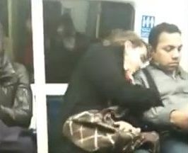 
	O femeie obosita se culca pe umarul vecinului din metrou. Mai amuzant e cum reactioneaza cand se trezeste: VIDEO
