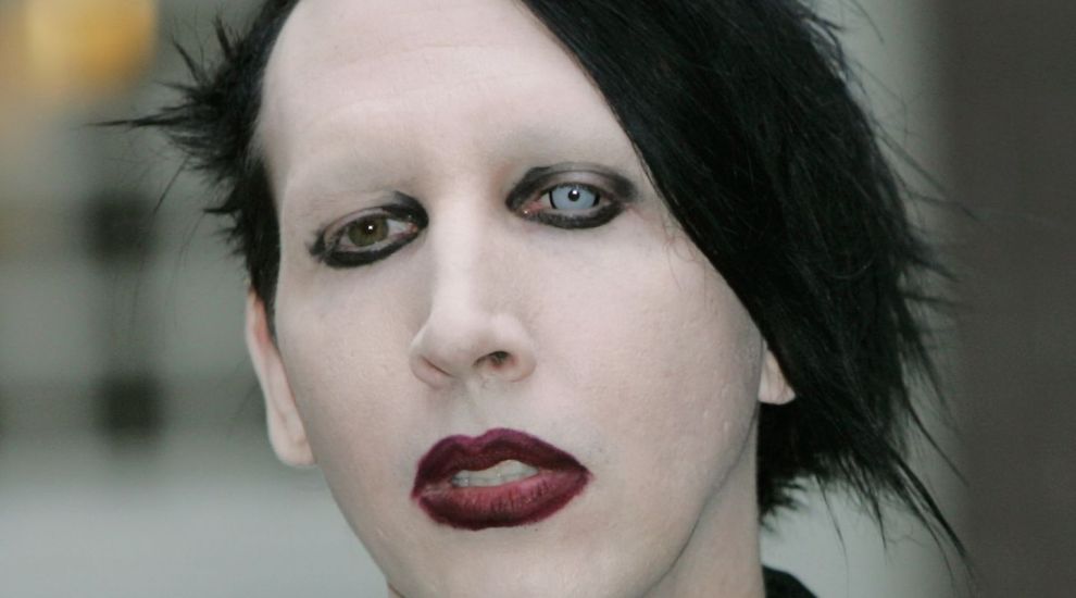 
	Fara machiajul lui strident, pare alt om. Marilyn Manson, asa cum rar ai ocazia sa-l vezi
