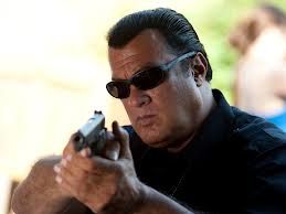 
	Steven Seagal, asa cum nu l-ai vazut niciodata in filme. Clipul care i-ar putea strica imaginea de dur
