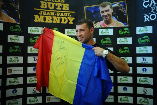 
	Lucian Bute s-a casatorit sambata cu Elena, iubita lui. Mireasa, superba intr-o rochie mulata, din dantela
