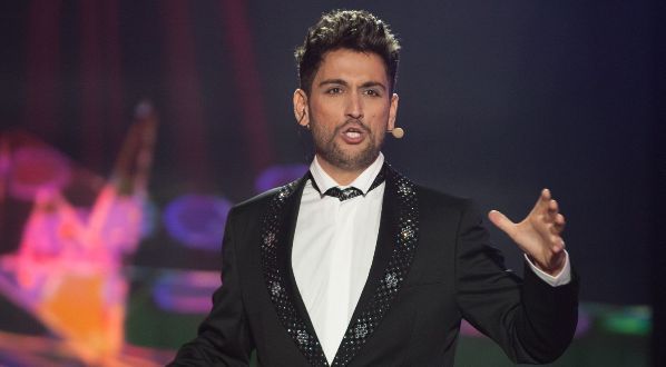 
	Credeai ca nu poate avea o voce mai subtire decat la Eurovision? Cum canta Cezar Ouatu, dupa ce a inhalat heliu
