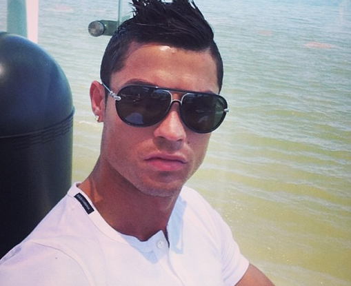 
	Cristiano Ronaldo are un nou look. S-a facut blond si isi arata muschii si patratelele in toata splendoarea lor la plaja
