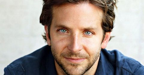 
	Idolul a milioane de femei, intr-o ipostaza &quot;pufoasa&quot;. Bradley Cooper, la plimbare in botosi de casa
