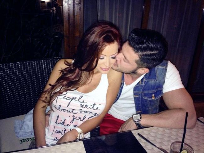 
	&quot;Love is in the air!&quot; Cum au fost fotografiati Victor Slav si Bianca Dragusanu intr-un restaurant plin cu oameni
