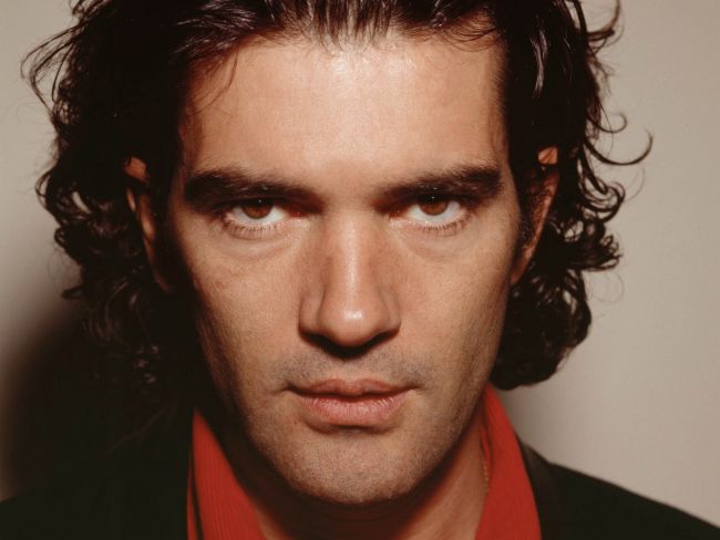 
	Antonio Banderas, schimbare radicala de look. Cum arata acum celebrul actor
