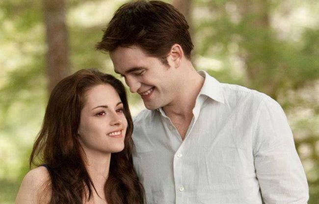 
	Dupa despartirea de Kristen Stewart, Robert Pattinson isi da intalniri cu o femeie care ii seamana perfect fostei iubite
