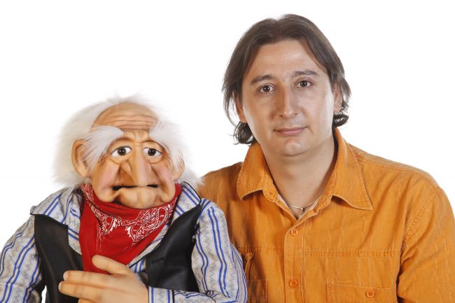 
	Ventrilocul Eduard Andrei Sandu: &quot;Fratele meu m-a convins sa ma inscriu la &#39;Romanii au talent&#39;&quot;
