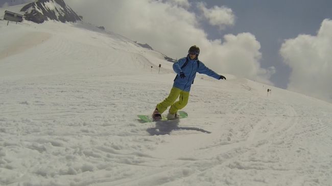 
	Andi Moisescu a aflat elixirul care te intinereste cu 10 ani: practicarea snowboarding-ului in plina vara
