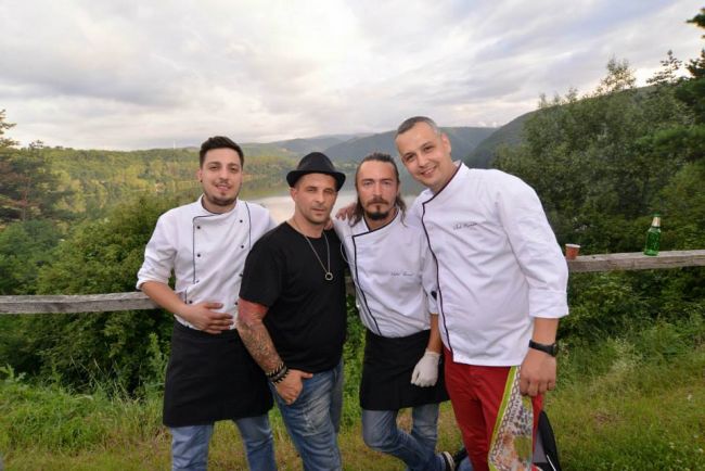 
	Vlad, Mihai, Alex si Victor, meniu de &quot;MasterChef&quot; pentru 400 de persoane
