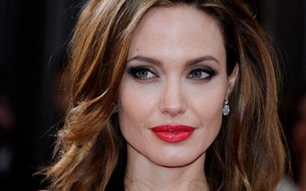 
	Primele imagini cu Angelina Jolie dupa operatia de reconstructie a sanilor. Cum arata acum actrita
