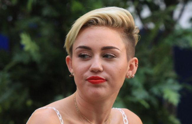 
	Miley Cyrus si-a schimbat din nou look-ul. Cum arata cantareata cu noua tunsoare
