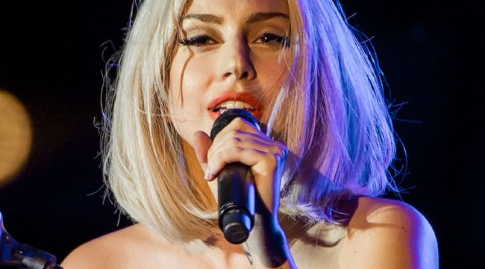 
	Lady Gaga nu mai arata asa. Cantareata si-a facut piercing in nas, are sprancenele blonde si parul negru
