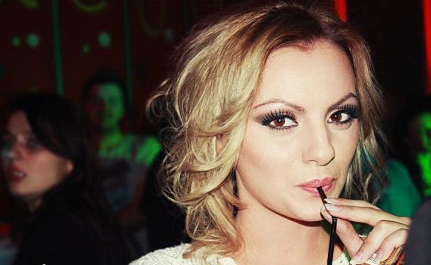 
	Alexandra Stan, pentru prima data in bratele altui barbat, dupa ce a fost batuta crunt de fostul impresar
