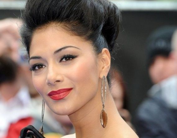 
	Asta da surpriza! Nicole Scherzinger a renuntat la nuanta ca de abanos a parului ei. Uite cum s-a vopsit
