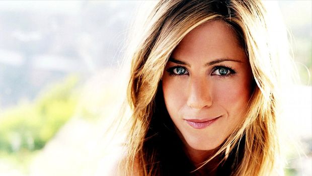 
	Jennifer Aniston, surprinsa fara urma de machiaj la 44 de ani. Look-ul ei natural, o surpriza imensa pentru fani: FOTO
