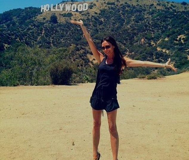 
	&quot;Credeam ca e o plaja de fite aici&quot;. Victoria Beckham se bronzeaza langa un santier de constructii in Malibu
