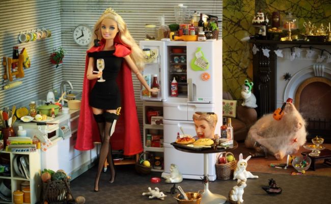 
	Barbie reinventata. Cum arata celebra papusa in ipostaza de criminala in serie, femeie usoara sau mama nepasatoare
