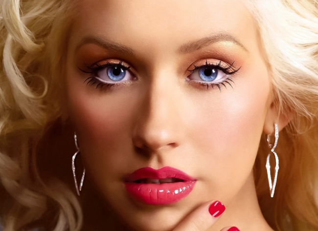 
	Christina Aguilera si-a recapatat silueta cu care facea furori acum cativa ani. Cum arata acum artista intr-o zi obisnuita, la plaja
