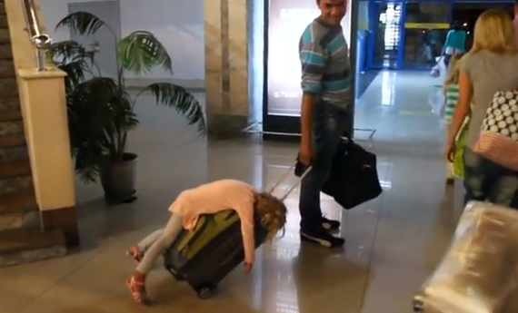 
	Un clip filmat in Bulgaria face senzatie pe YouTube. Ce se intampla in acest aeroport
