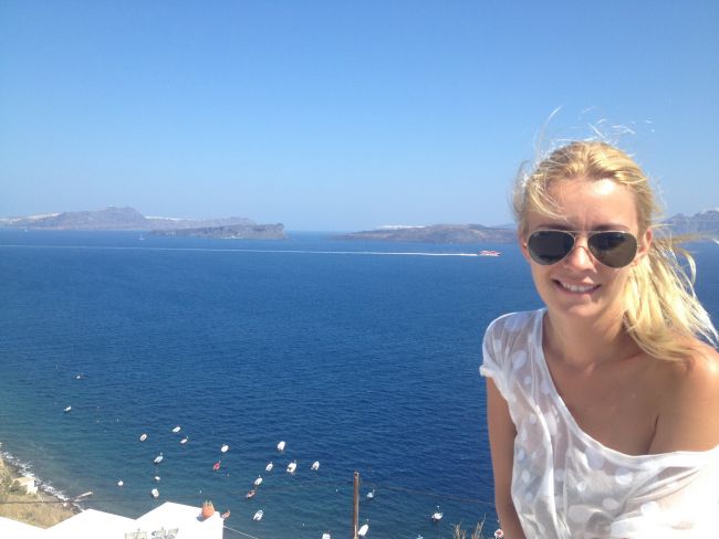 
	Diana Dumitrescu, vacanta alaturi de prieteni in Santorini. FOTO
