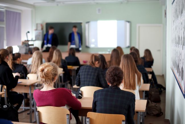 
	Gafa la BAC 2013, sesiunea de toamna. Un elev si-a dat telefonul pe speaker in timpul examenului
