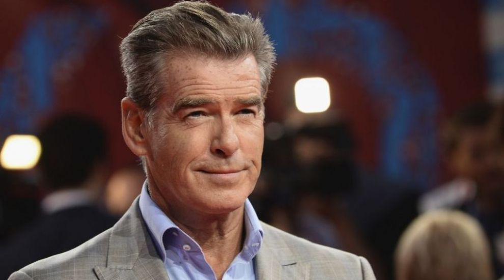 
	El este sex-simbol. Ea, departe de idealul perfectiunii de la Hollywood. Cum arata sotia lui Pierce Brosnan
