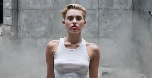 
	Miley Cyrus, complet goala in noul sau videoclip. Imaginile controversate in care fanii nu se asteptau sa o vada - VIDEO
