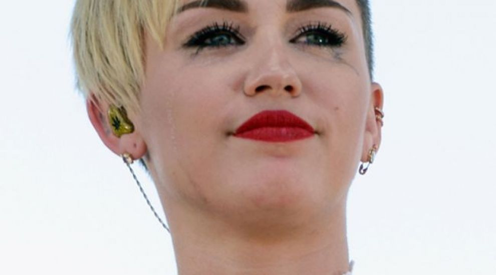 
	Miley Cyrus are un nou iubit, insa plange pe scena dupa fostul ei logodnic. Cum a fost surprinsa cantareata in Las Vegas
