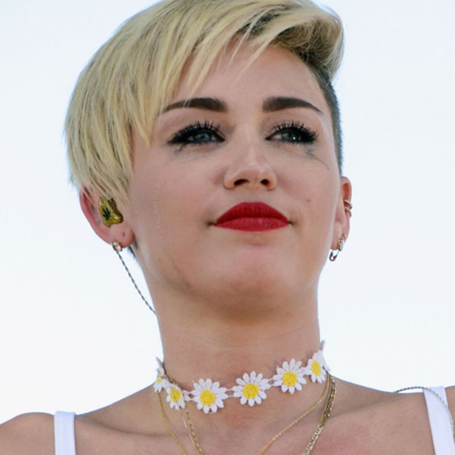 
	Miley Cyrus are un nou iubit, insa plange pe scena dupa fostul ei logodnic. Cum a fost surprinsa cantareata in Las Vegas
