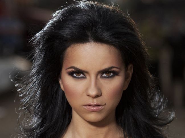 
	Inna, de nerecunoscut intr-o fotografie in care apare nemachiata. Reactia fanilor: &quot;Care esti tu? Cea din dreapta?&quot;
