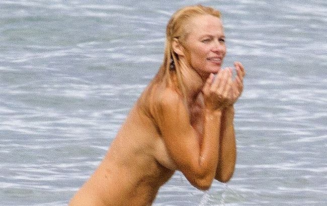 
	Pamela Anderson, nemachiata si topless la plaja. De ce s-a rusinat cand a dat ochii cu paparazzii
