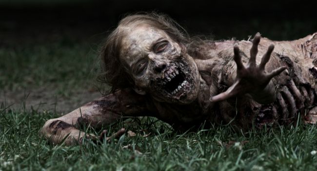 
	Machiaj cu baloane pline de sange fals si litri de balsam pentru monstrii din &quot;The Walking Dead: Invazia zombi&quot;, serialul difuzat la ProTV
