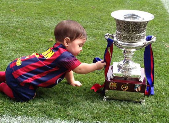 
	Milan Pique seamana din ce in ce mai bine cu mamica lui. Shakira si Gerard Pique se lauda peste tot cu copilul lor
