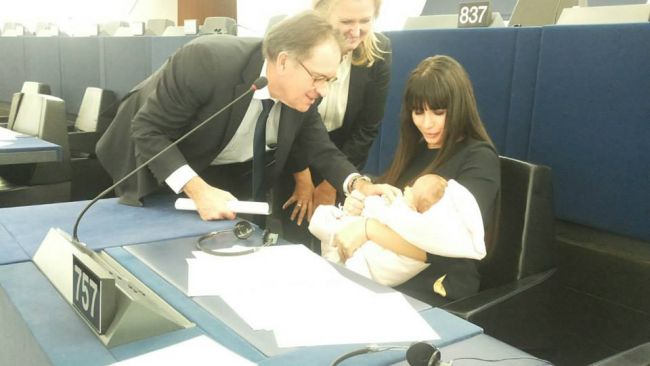 
	Elena Basescu, cu fiica sa in Parlamentul European: &quot;De luni am revenit la munca, am luat-o cu mine la Strasbourg&quot;
