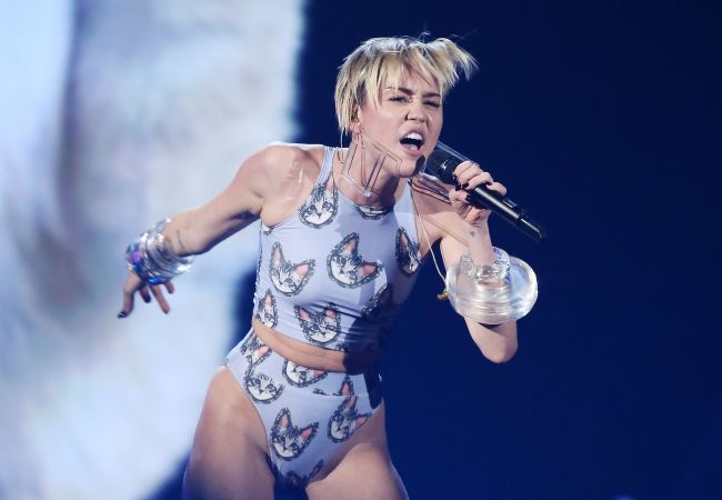 
	Miley Cyrus a aparut aproape dezbracata pe scena, dar nimeni nu s-a uitat la ea. Ce se intampla in spatele vedetei, la American Music Awards
