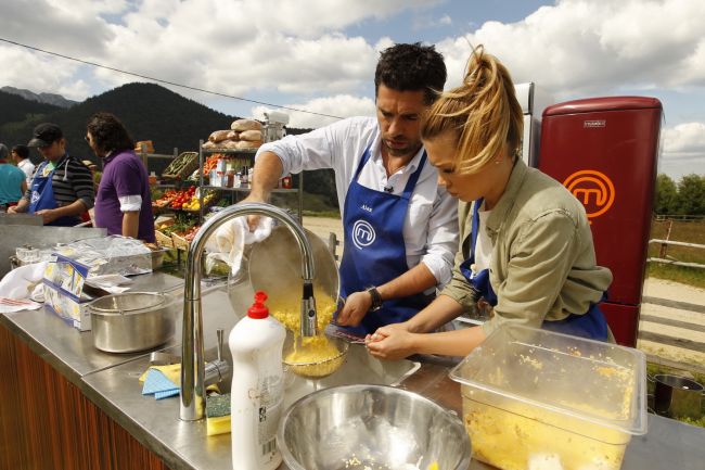 
	Au sarit scantei la &quot;MasterChef&quot; intre Alex Dima si Chef Florin. S-a aruncat cu cutitul in masa: &quot;Cere-ti scuze!&quot;
