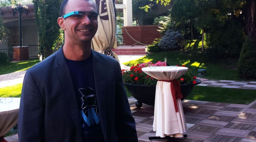 
	El este primul programator din lume care a scris un joc&nbsp; pentru Google Glass: Andrei Urucu povesteste despre &quot;cum poti face bani dintr-o aplicatie&quot;
