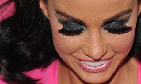 
	Katie Price, less is more. Cum arata intr-o zi obisnuita din viata ei una dintre cele mai controversate vedete din Marea Britanie
