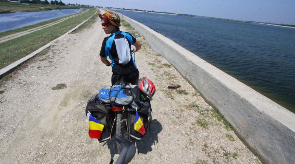 
	Prima femeie din Romania care pleaca in jurul lumii pe bicicleta. Strabate 13 tari si 15.000 de km pentru a-si indeplini un vis
