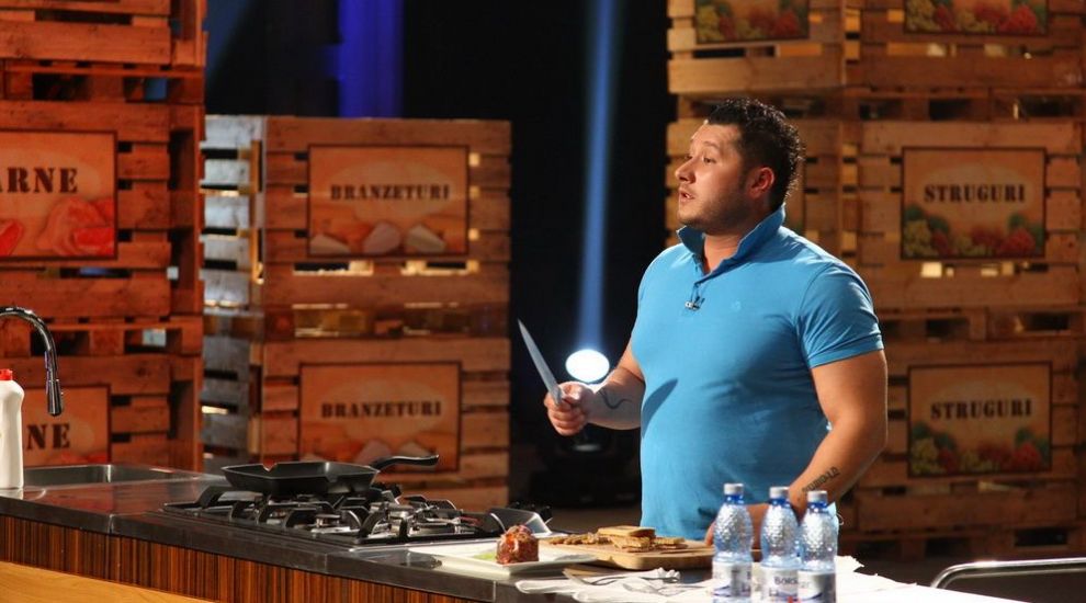 
	Ramon are concurenta serioasa! Juratii au ras cu lacrimi. Concurentul de la &quot;MasterChef&quot; care le-a oferit tuturor o portie copioasa de &quot;caterinca&quot;
