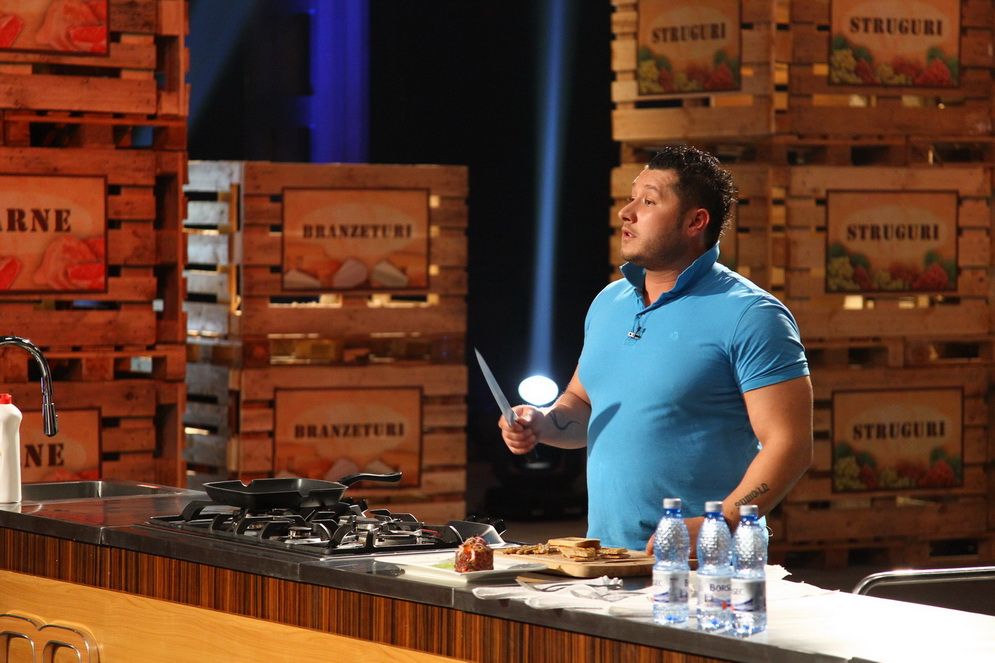 
	Ramon are concurenta serioasa! Juratii au ras cu lacrimi. Concurentul de la &quot;MasterChef&quot; care le-a oferit tuturor o portie copioasa de &quot;caterinca&quot;
