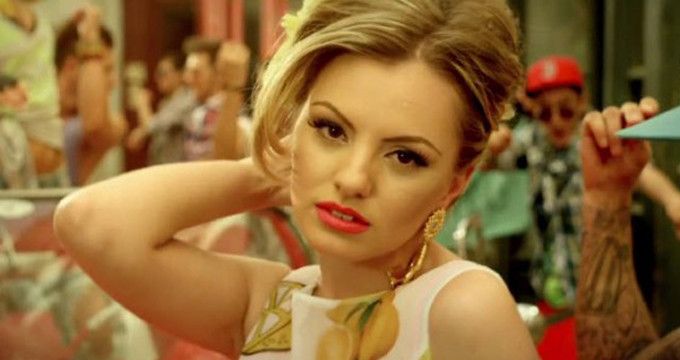 
	Alexandra Stan, schimbare radicala de look! Cantareata s-a facut bruneta
