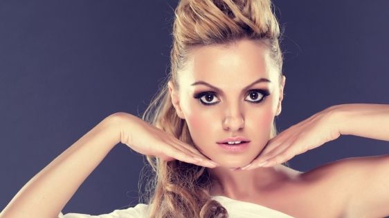 
	La un an de la evenimentul care i-a schimbat radical viata, Alexandra Stan isi relanseaza cariera ca o adevarata diva. Asculta noul ei HIT: &quot;Cherry Pop&quot;
