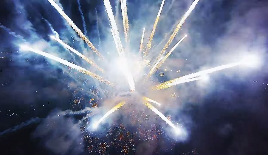 
	Nu ai mai vazut niciodata un foc de artificii filmat din interior. Videoclipul saptamanii iti arata cele mai spectaculoase imagini HD
