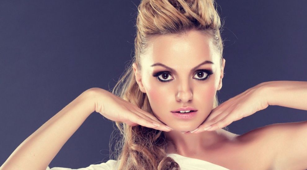 
	Alexandra Stan, intr-un body mulat si decoltat. Cum arata vedeta in cea mai sexy tinuta purtata pana acum
